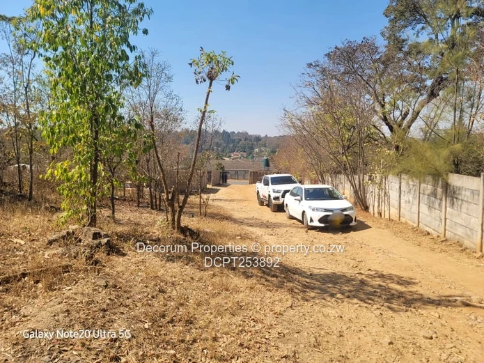 Glenlorne Kambanji stand with self contained 3 bedroomed cottage for sale (Sole Mandate)