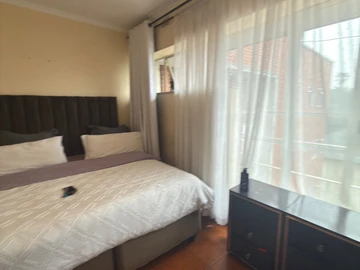 2 Bedroom Flat & Apartment