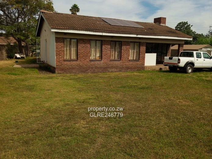 3-Bed Brick Cottage w/ Large Lawn & Borehole