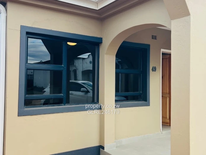Modern 4-Bed Bluff Hill House with Borehole & Driveway