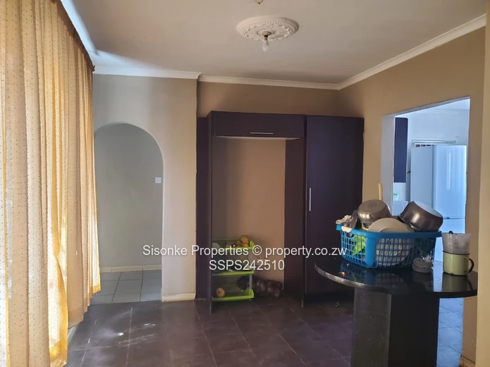 Walled 4-Bed Home Zimre Park — Borehole & Driveway
