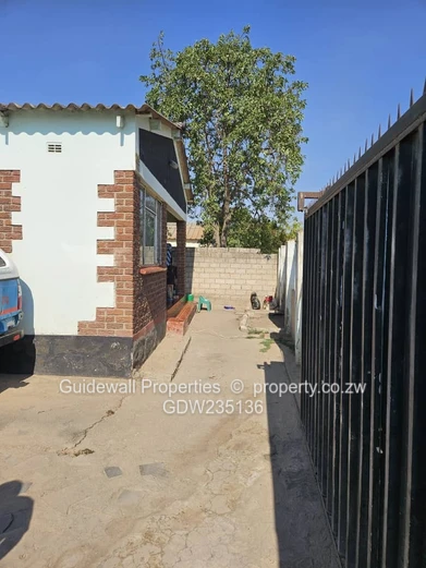 4 bed house for sale in Chitungwiza Unit C 