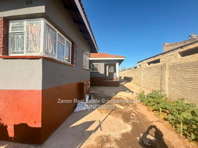 Ruwa Chipukutu Park. 5 Bedroomed House. $140K , 806sqm.deeds