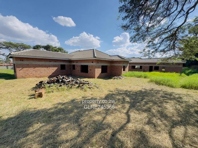 Unfinished 5-Bed 700 m² Home on 1 Acre in Bluff Hill