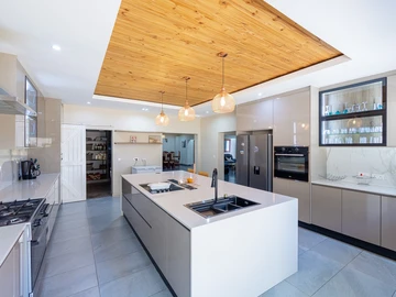 5 Bedroom House
