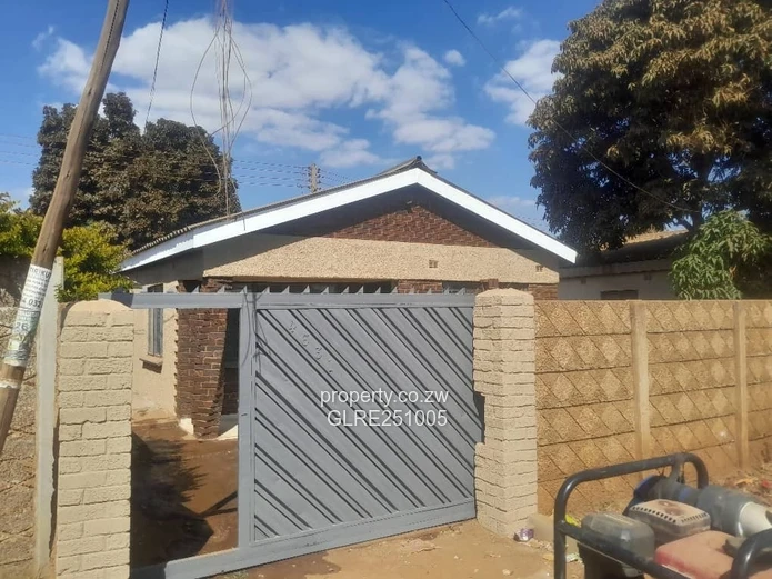 Dzivarasekwa 3-Bed: Fitted Kitchen, Tiled Lounge & Walled