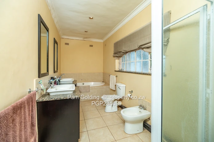 Spacious Vainona Home With A Cottage