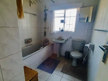 2 Bedroom Flat & Apartment