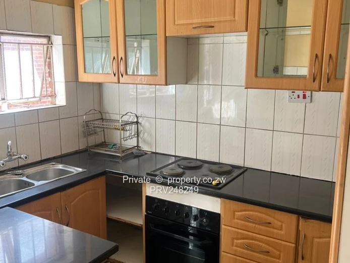 Bright 2-Bed Flat in Willowvale – Fitted Kitchen & Parking (Sole Mandate)