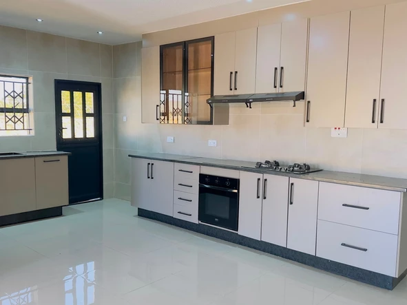 4 Bedroom Flat & Apartment