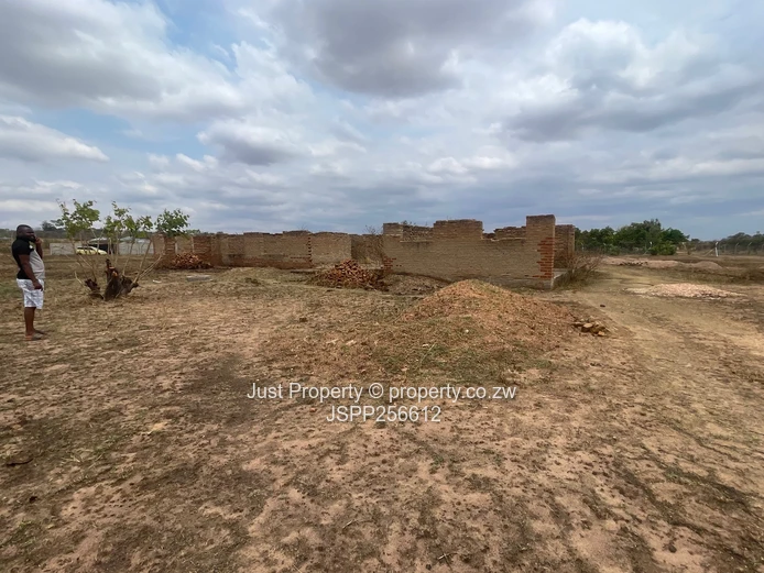 6-Bedroom Unfinished Home on 2,500m² in Zvimba (Sole Mandate)