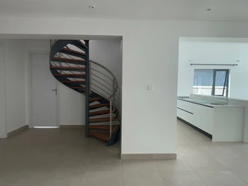 4 Bedroom Flat & Apartment