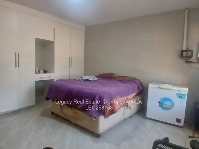 Spacious 4-Bed Home with Island Kitchen & Borehole