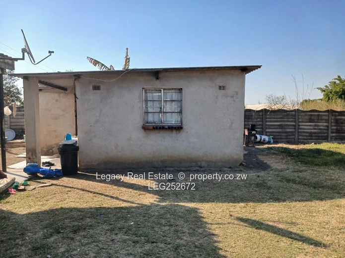 Marlborough 1-Acre: 3-Bed Home with Cottage & Garden (Sole Mandate)