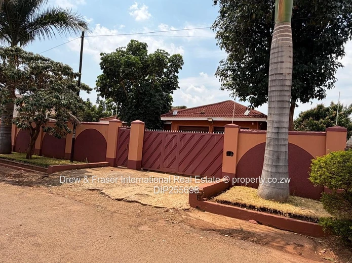 Westgate 4-bed: Spacious Tiled Kitchen, Dining & Borehole