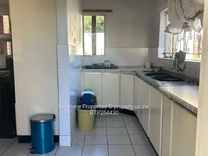 Selbourne Park: 4-Bed Home with Pool on 2500m²