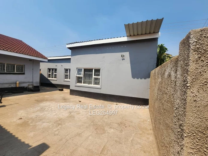 Spacious 3-Bed New Marlborough — Fitted Kitchen, Tiled Baths & Cottage (Sole Mandate)