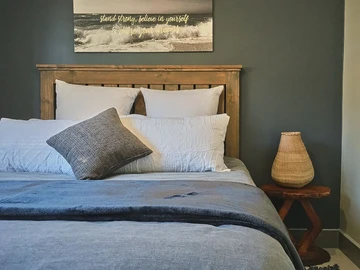 2 Bedroom Flat & Apartment