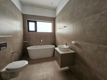 4 Bedroom Flat & Apartment