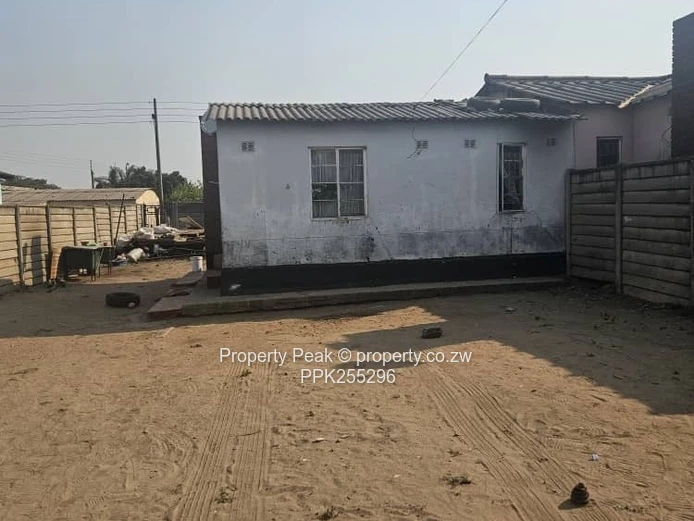 2-Bed Fixer-Upper with Large 380m² Yard in Mbare Deeds available