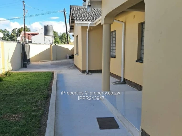 Mainway Meadows 570sqm plot size- House for sale