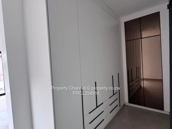 Modern 4-Bed Apartment in Marlborough