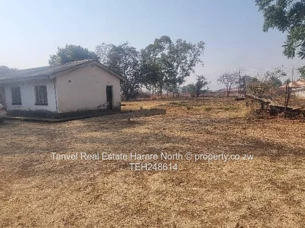 Captivating house in Norton: 5 bedrooms with main ensuite,lounge,kitchen,pantry,Walled and gated on 