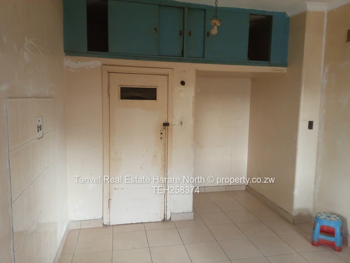Hatfield house for Sale with 3 beds,mes,2 lounges, dining, scullery, Kitchen on 4800sqms.