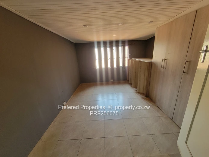 Mount Pleasant 2-Bed Flat with Large Bathroom & Borehole