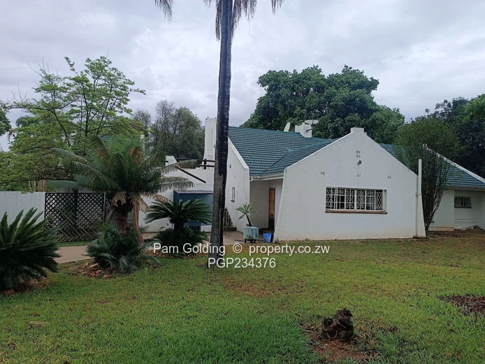 Stunning Waterfront Home – Peninsula Mazvikadei! (Sole Mandate)