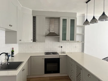 2 Bedroom Flat & Apartment