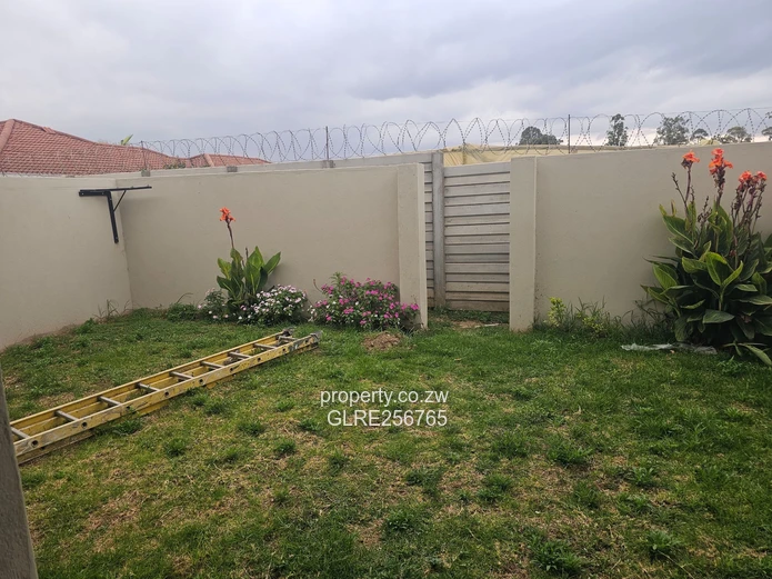 Modern 2-Bed Flat with Fitted Kitchen & Borehole