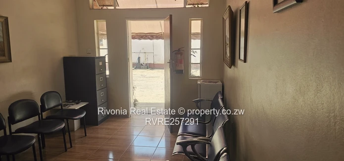 Milton Park 4BR Home/Office — Solar, Tank, En-Suite