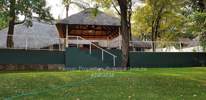 Kingfisher Lodge - Thatched lodge at Msuna Island in Victoria Falls