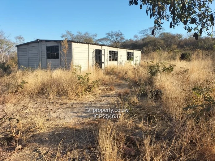 Kadoma Blue Ranges 1 311sqm with 3 bedroom  cottage