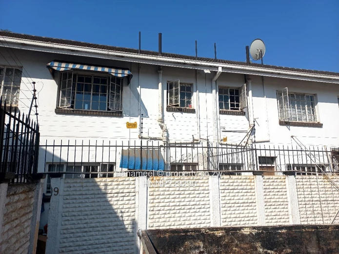 **Modern Garden Flat in Avenue opposite Avenues Clinics: Perfect for City Living**