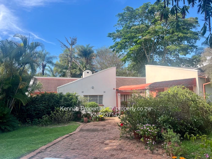 3 bed townhouse set in a large garden with lovely trees