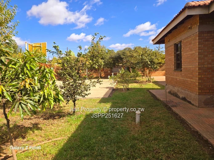Sandton Park: 5-Bed Home with Island Kitchen & Borehole
