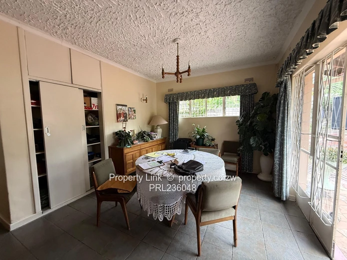 Beautifully Presented 4-Bed House, Pool & Garden