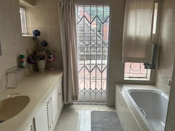 3 Bedroom Flat & Apartment