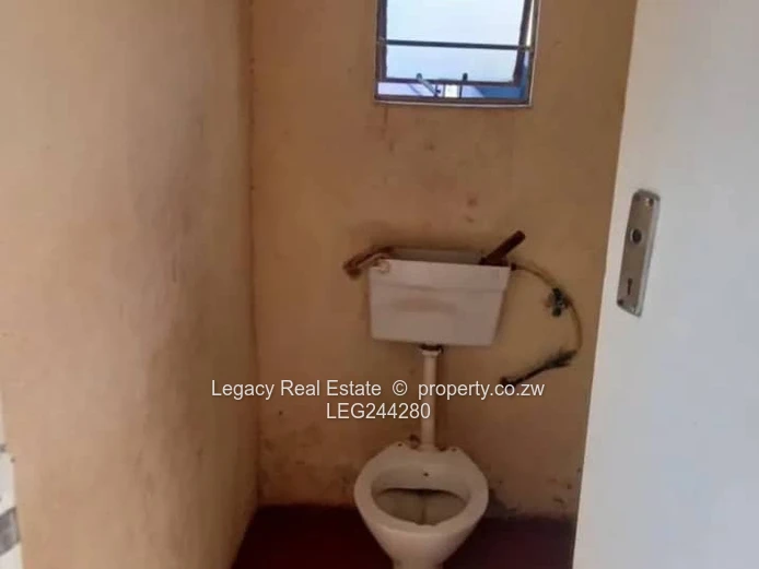 Chitungwiza Unit C House For Sale With Cottage
