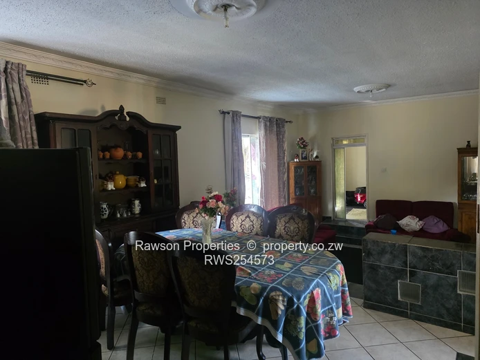 Glen Lorne: 5-Bed Family Home on 5965m² — Pool & Borehole (Sole Mandate)