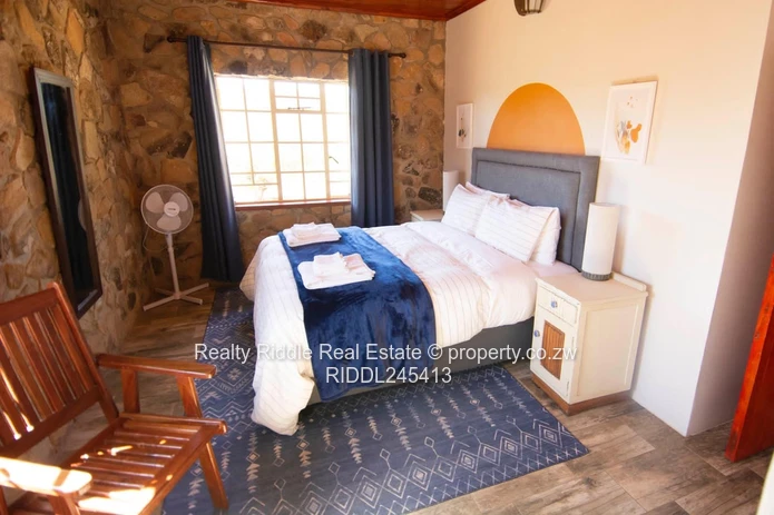 Nyanga Thatched Stone Lodge — Fireplace, AC & Wi-Fi