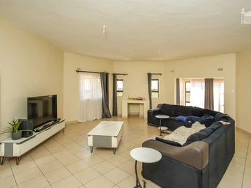 5 Bedroom Flat & Apartment