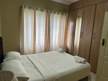 2 Bedroom Flat & Apartment