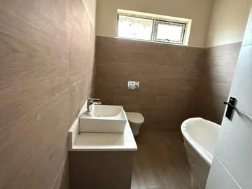 4 Bedroom Flat & Apartment