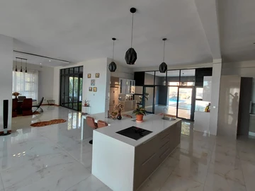 5 Bedroom House