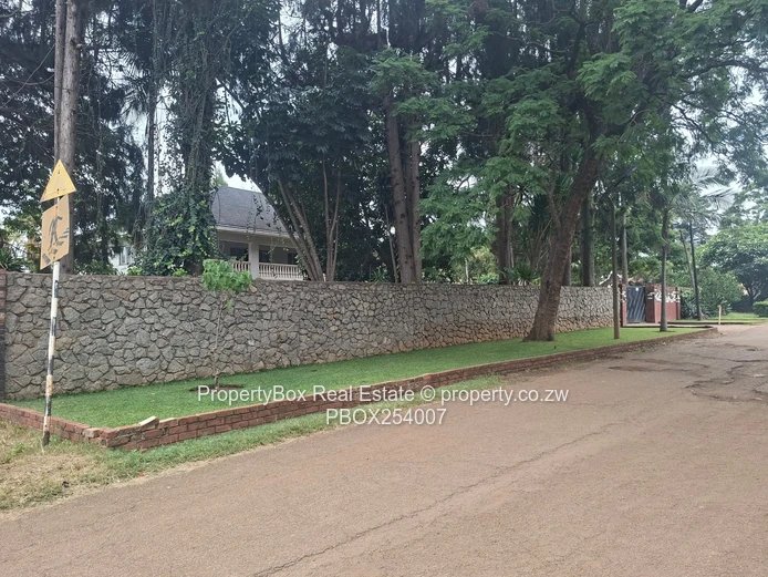 Eastlea Prime Property for Sale suitatble for Offices!