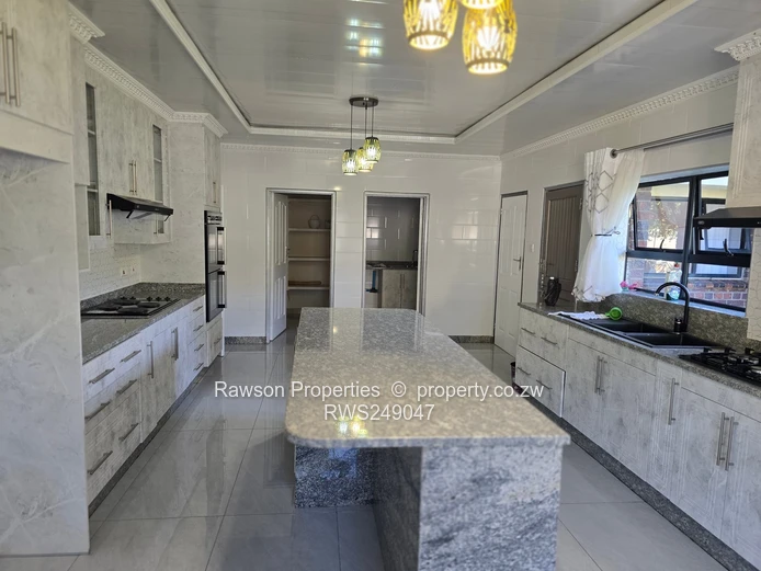 Windsor Park: 5-Bed Brick Home on 2000 m² — Island Kitchen
