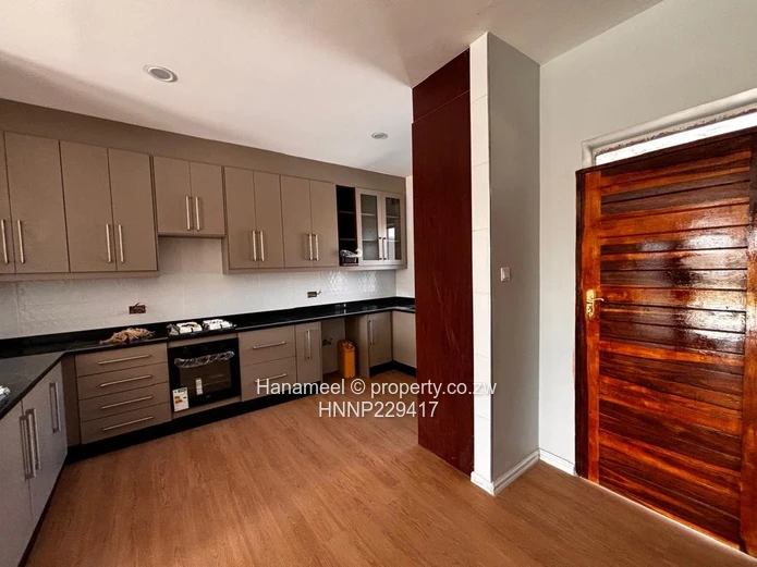 **Stunning 4-Bedroom Townhouse in Prime PeakwoodGreendale North Location!**